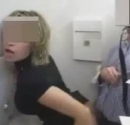 Comendo a aeromoça em pleno voo