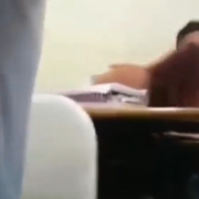 Aposta com amigo fez ela mamar na sala de aula