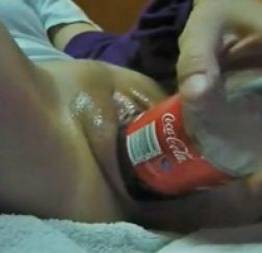 Novinha batendo sirica com uma pet de cocacola