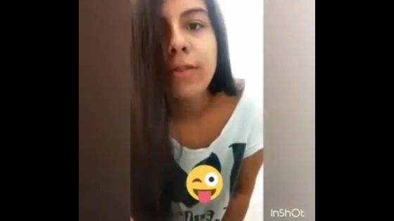Ninfetinha top dançando funk mostrando a calcinha enfiada na bunda