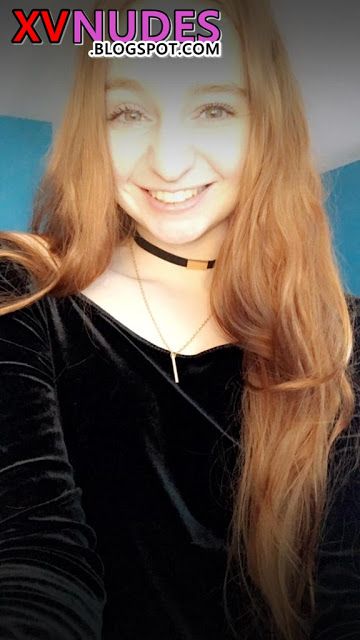 Ruiva linda que adora mostrar seu corpinho peladinha - XV NUDES