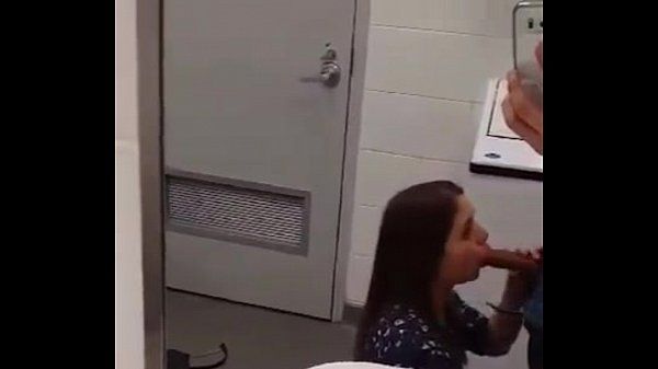 Safada mamando o pau do colega de trabalho na hora do almoço
