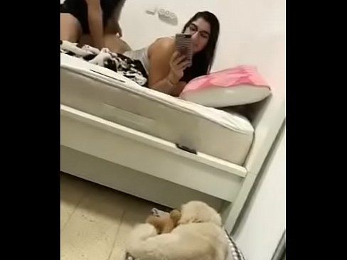 Transando em silêncio pra não acordar os pais dela
