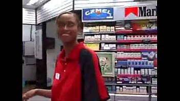 Atendente da um tratamento especial na loja de conveniência do posto