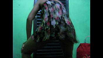 Neguinha tirando a calcinhaavi | calientes |morena