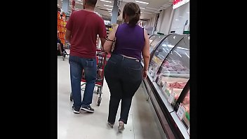 Coroa rabuda de calsa jeans justinha no mercado milf tight jeans | putitas |coroas