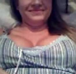 Gabi de decote mostrando a xoxota