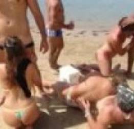 Grupo de Turista Fazendo Swing na Praia e Jogaram Vídeo na Net