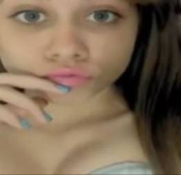 Novinha linda dos olhos verdes caiu no whtaspp tirando a roupa