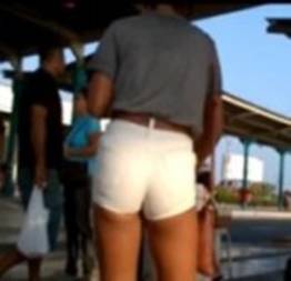 Filmando o rabo da novinha na tarada