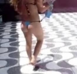 Socou a pica na vizinha e gozou dentro