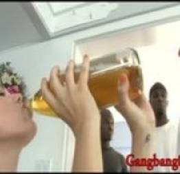 Loirinha bêbada duplamente penetrada por grandes paus pretos