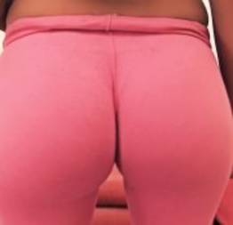 Pata de camelo e bunda gostosa em calça de academia