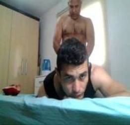 Coroa comendo o rabo do novinho