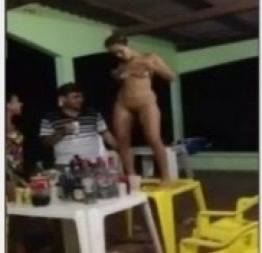 Ficou bebada perdeu a noção e tirou a roupa no bar | rabuda net |