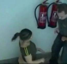 Casal foi pego no flagra - veja o que este casal fez na escadaria do prédio