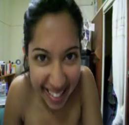 Novinha faz strip toca uma siririca e fode com namorado.