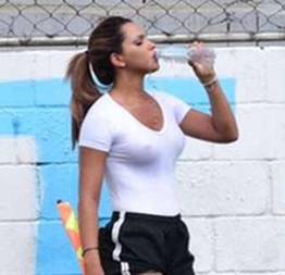 Bandeirinha sem sutiã e com camiseta branca rouba a cena em jogo de futebol