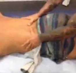 Levou a esposa gostosa pra fazer uma massagem em uma feita erótica e virou corno