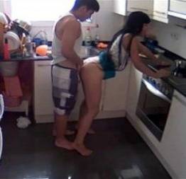 Rapidinha com a novinha enquanto os pais dela veem tv na sala