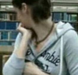 Universitaria pagando aposta sexual na bliblioteca em live