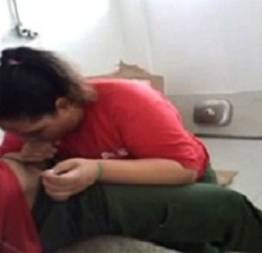Funcionária gulosa chupando o gerente no estoque