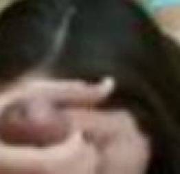 Novinha safadinha realizando desejo do seu namorado em beijo grego