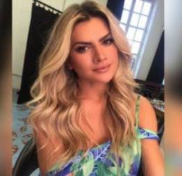 Mirella santos caindo de pernas abertas mostrando a calcinha