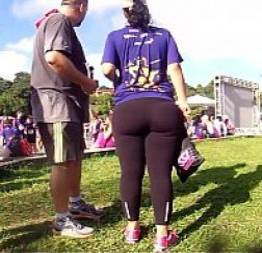 O cara pegou na bunda na caruda kkk