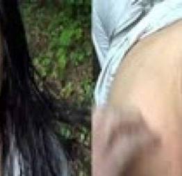 Moreninha deliciosa dando sua bucetinha deliciosa no meio do mato
