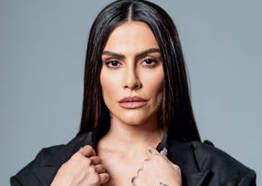Cléo Pires pelada a praia mostrando os bicos dos peitos