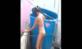 Espiando a vizinha tomando banho na laje