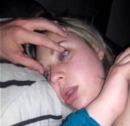 Gozou na cara da amiga bêbada dormindo