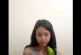Novinha virgem tentando colocar o pepino na bucetinha