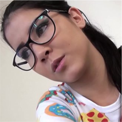 Ninfeta com carinha de santinha liberando a bucetinha pro primo