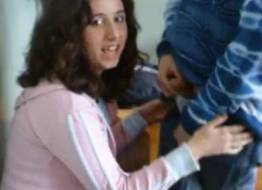 Pagou a aposta e mamou o amigo na sala de aula