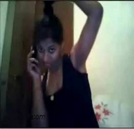 Moreninha na cam com um e no telefone acertando com outro