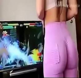 Deixou a amiga da irmã jogar em troca de outra coisa
