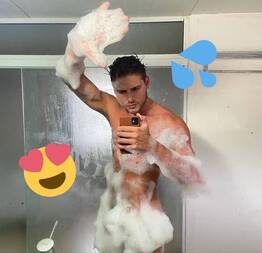 BBB: Daniel Ex BBB21 posta foto nú no banho e causa com foto pelado entre folhas