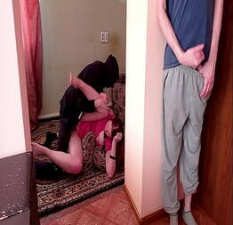 Corno bate punheta enquanto assiste sua esposa sendo lascada no meio por um estranho