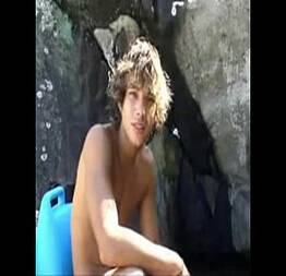 Surfista marrento batendo punheta por dinheiro - Gay