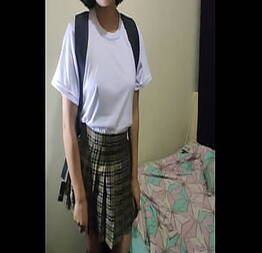 Adolescente colegiala puta mexicana llega del colegio y se comienza a tocar su rico y húmedo coñito mientras