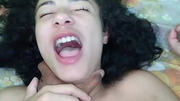 Branquinha sorrindo com a rola entrando