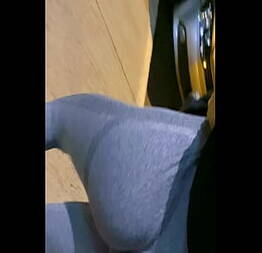 No me aguanto y me follo a la mejor amiga de mi novia en el asiento trasero del auto después de salir del gym la grabo