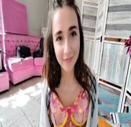 Levando ferro na bucetinha sem tirar a calcinha
